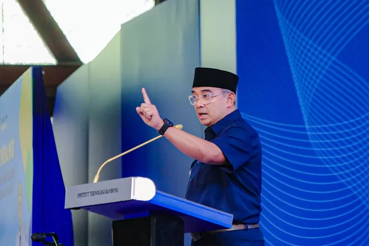 Wali Kota Bandung Muhammad Farhan saat membuka Musyawarah Perencanaan Pembangunan (Musrenbang) RPJMD Kota Bandung 2025&ndash;2029 dan RKPD Kota Bandung Tahun 2026, di Aula Barat Institut Teknologi Bandung (ITB), Senin 28 April 2025. (Foto/Humas Kota Bandung.)