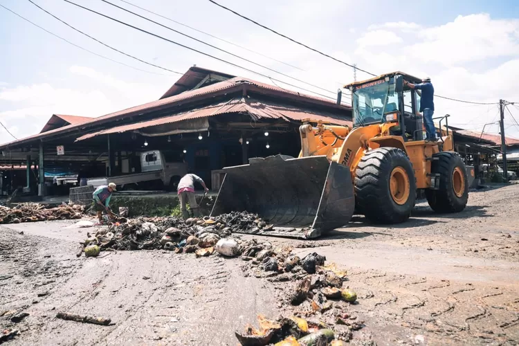 Gebrakan Bersih-bersih Pasar Gedebage: Dua Hari Nonstop, Ribuan Kubik Sampah Diangkut. (Foto/Humas Kota Bandung.)
