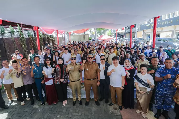 Wali Kota Bandung, Muhammad Farhan saat meresmikan Kampung Toleransi ke-6 yang berlokasi di RW 01, 02 dan 03 Kelurahan Cibadak, Kecamatan Astanaanyar, pada Selasa, 29 April 2025. (Foto/Humas Kota Bandung.)