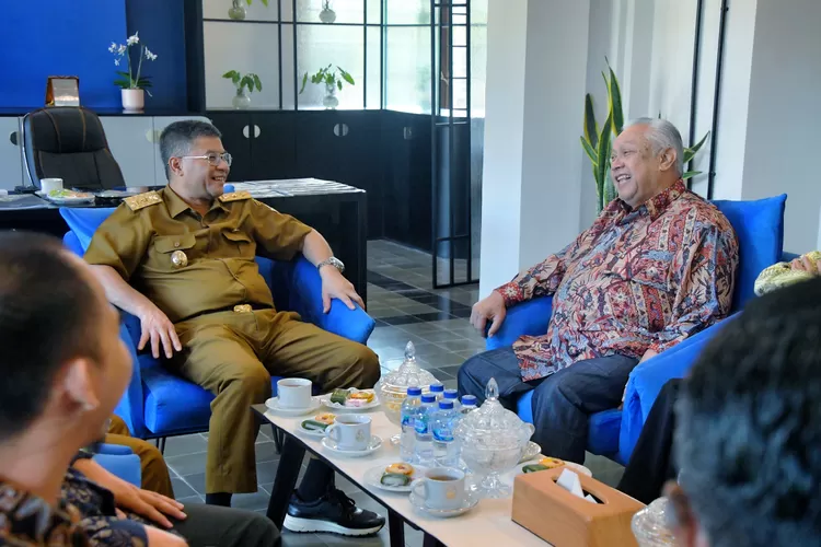 Wakil Gubernur Jawa Barat Erwan Setiawan menerima audiensi Perhimpunan Orang Tua Penderita Thalassemia Cabang Jawa Barat dan Bandung Raya di Gedung Sate, Kota Bandung, Senin (28/4/2025).(Foto: Aji Baram/Biro Adpim Jabar).