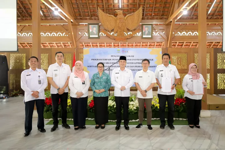 Wakil Wali Kota Bandung Erwin saat mencanangkan lokasi pelaksanaan Program Peningkatan Peranan Wanita Menuju Keluarga Sehat dan Sejahtera (P2WKSS) dan Kelurahan Ramah Perempuan dan Peduli Anak (KRPPA) di Pendopo Kota Bandung, Rabu, 30 April 2025. (Foto/Humas Kota Bandung.)