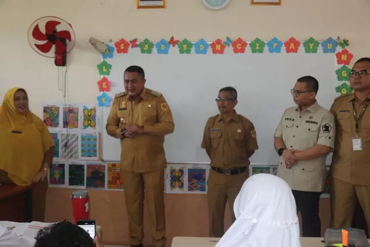 Bupati Bogor Pastikan Kegiatan Belajar Mengajar Tetap Berjalan di SDN Cipayung 1 Pasca Banjir. (Foto/Tim Komunikasi Publik/ Diskominfo Kabupaten&nbsp;Bogor.)