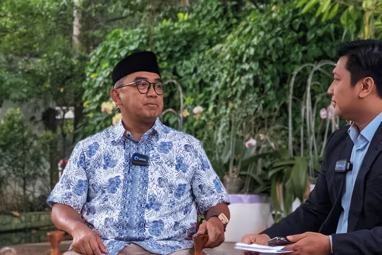 Wali Kota Bandung Muhammad Farhan saat menghadiri program Siaran Bareng Pak Wali di TVRI Jawa Barat. (Foto/Humas Kota Bandung.)