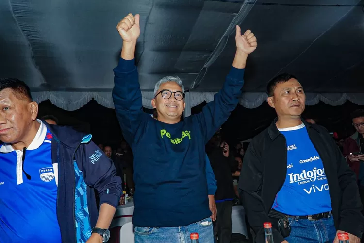 Wali Kota Bandung Muhammad Farhan saat merayakan kemenangan PERSIB Bandung di kontes sepak bola Liga 1. (Foto/Humas Kota Bandung.)