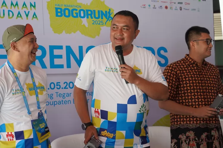 Bupati Bogor Rudy Susmanto saat menggelar konferensi pers di acara Taman Budaya Bogor Run 2025, Jum'at (9/5). (Foto/Humas Kabupaten Bogor.)