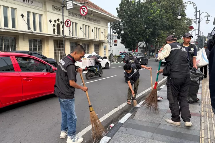 Petugas Kebersihan Kota Bandung saat menyisir lokasi konvoi Persib Juara. (Foto/Humas Kota Bandung.)