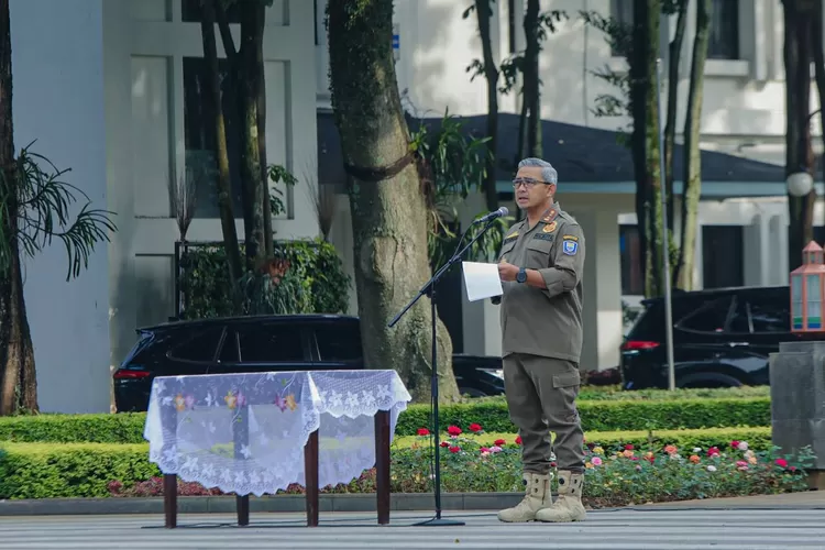 Wali Kota Bandung, Muhammad Farhan pada kegiatan Apel  Persiapan Pengamanan Konvoi Persib Juara, Senin 12 Mei 2025. (Foto/Humas Kota Bandung.)