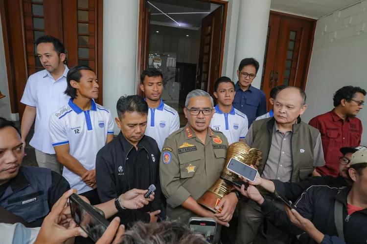 Wali Kota Bandung Muhammad Farhan usai memimpin Apel Persiapan Pengamanan Konvoi Persib Juara, di Plaza Balai Kota Bandung, Senin 12 Mei 2025. (Foto/Humas Kota Bandung.)