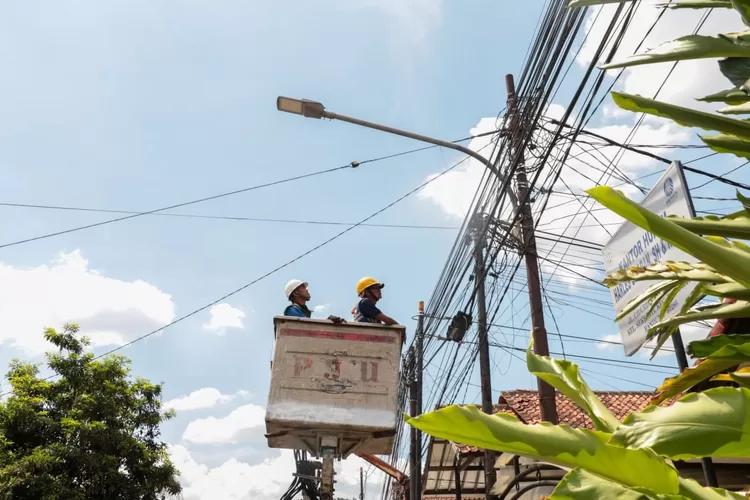 Petugas Dishub Kota Bandung saat merespon aduan warga terkait lampu jalan yang mati. (Foto/humas Kota Bandung.)