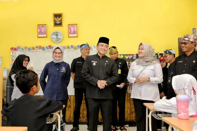 Wakil Wali Kota Bandung, Erwin saat meninjau pelaksanaan program MBG di Kota Bandung. (Foto/Humas Kota Bandung.)