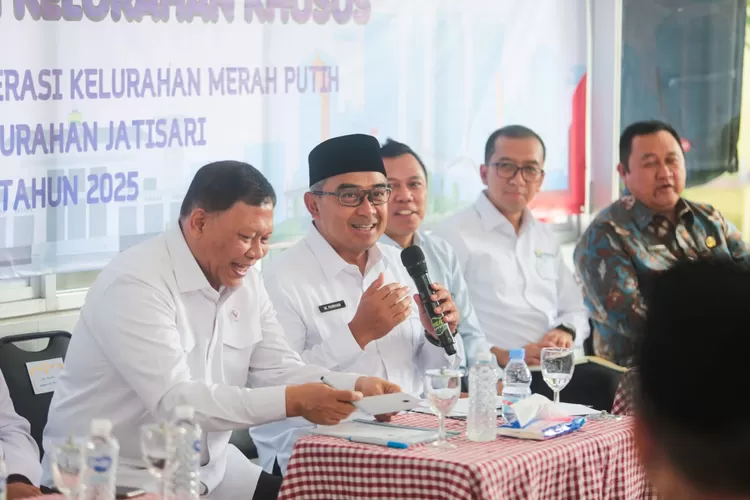Wali Kota Bandung Muhammad Farhan saat meresmikan Koperasi Kelurahan Merah Putih di Kelurahan Jatisari. (Foto/Humas Kota Bandung.)