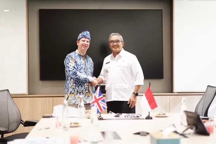 Wali Kota Bandung Muhammad Farhan saat bertemu Pemerintah Inggris untuk memperkuat ketahanan terhadap bencana serta meningkatkan literasi keamanan siber bagi pelaku Usaha Mikro Kecil Menengah. (Foto/Humas Kota Bandung.)