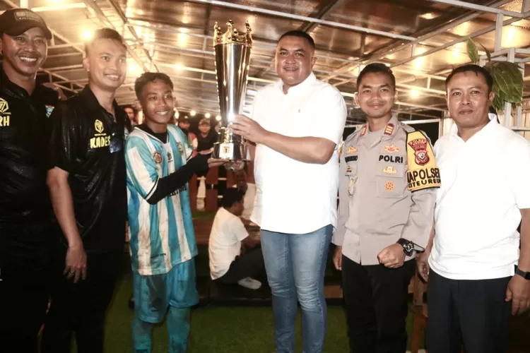 Bupati Bogor, Rudy Susmanto, saat menghadiri langsung pertandingan final Pekan Olahraga Desa (PORDES) U-18 Kecamatan Citeureup yang digelar di Lapangan Stadion Mini Hambalang, Minggu (18/5/25). (Foto/Humas Kabupaten Bogor.)