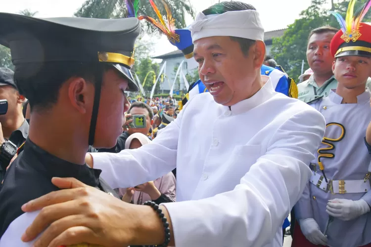 Tali kasih orang tua dan siswa Bela Negara di halaman depan Gedung Sate, Kota Bandung, Selasa (20/5/2025). (Foto: Yogi Prayoga/Biro&nbsp;Adpim&nbsp;Jabar)