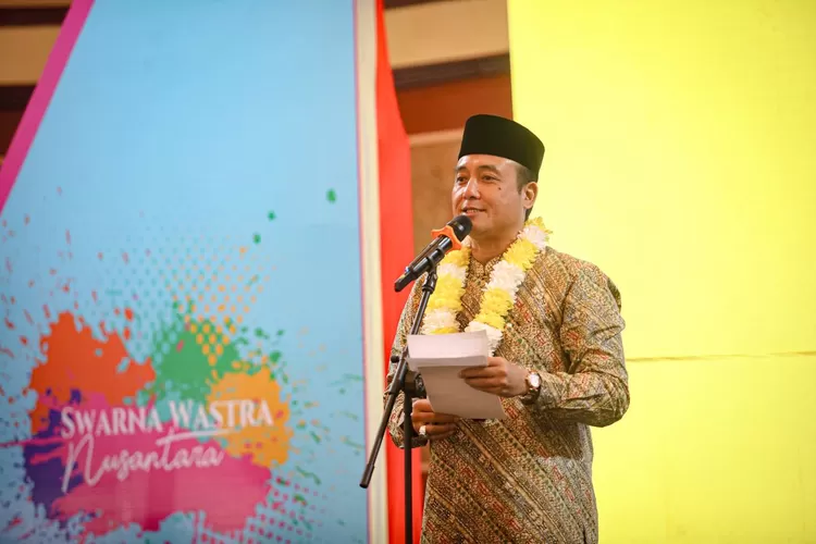 Wakil Wali Kota Bandung Erwin saat menghadiri Festival Swarna Wastra Nusantara di Gedung Graha Manggala Siliwangi, Rabu 26 Mei 2025. (Foto/Humas Kota Bandung.)
