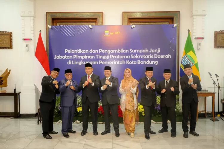 Iskandar Zulkarnain resmi dilantik sebagai Sekretaris Daerah (Sekda) Kota Bandung pada Kamis, 5 Juni 2025, di Pendopo Kota Bandung. Ia dilantik oleh Wali Kota Bandung, Muhammad Farhan. (Foto/Humas Kota Bandung.)