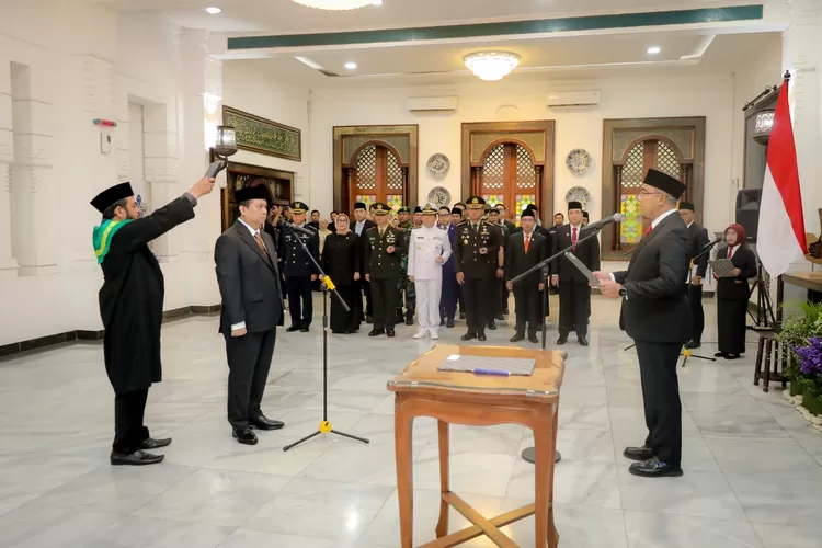 Momen pelantikan Iskandar Zulkarnain sebagai Sekretaris Daerah (Sekda) Kota Bandung oleh Wali Kota Bandung Muhammad Farhan di Pendopo Kota Bandung, Kamis 5 Juni 2025. (Foto/Humas Kota Bandung.)