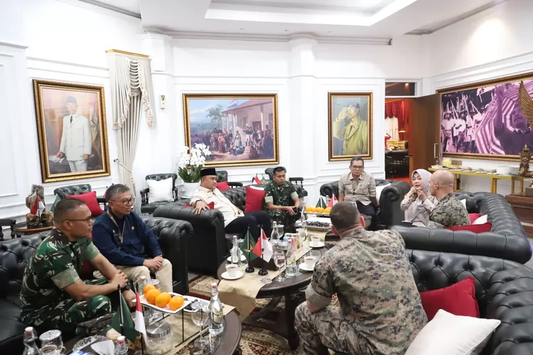 Bupati Bogor, Rudy Susmanto, saat menghadiri kegiatan simulasi militer yang melibatkan kerja sama antara TNI Angkatan Darat dan US PAT-SOFLE (Special Operations Forces Liaison Element) di Lapangan Tegar Beriman, Kabupaten Bogor, pada Senin (10/6/25). (Foto/Diskominfo.)