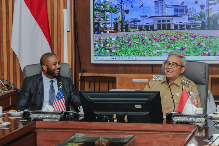 Wali Kota Bandung Muhammad Farhan saat menerima delegasi Dewan Kota Fort Worth di Balai Kota Bandung, Selasa 10 Juni 2025. (Foto/Humas Kota Bandung.)