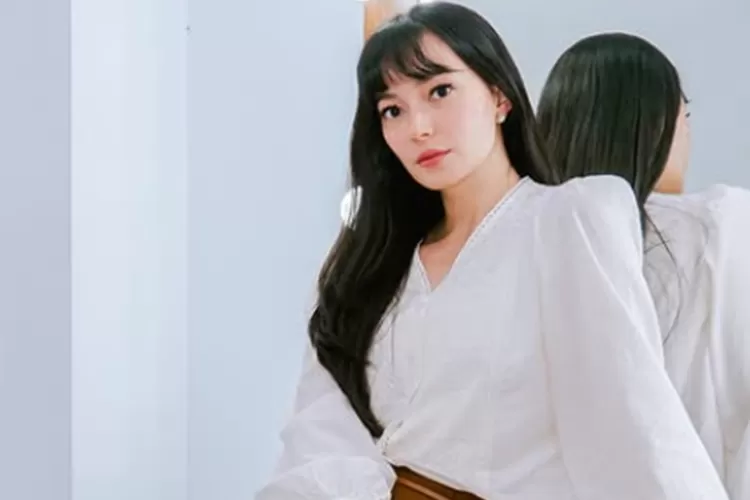 Tampil dengan Gaya Rambut Poni, Asmirandah Tuai Pujian Warganet. Foto: Instagram/asmirandah89.