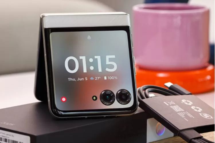 Review Spesifikasi, Desain, dan Keunggulan Ponsel Lipat Motorola Razr 60.