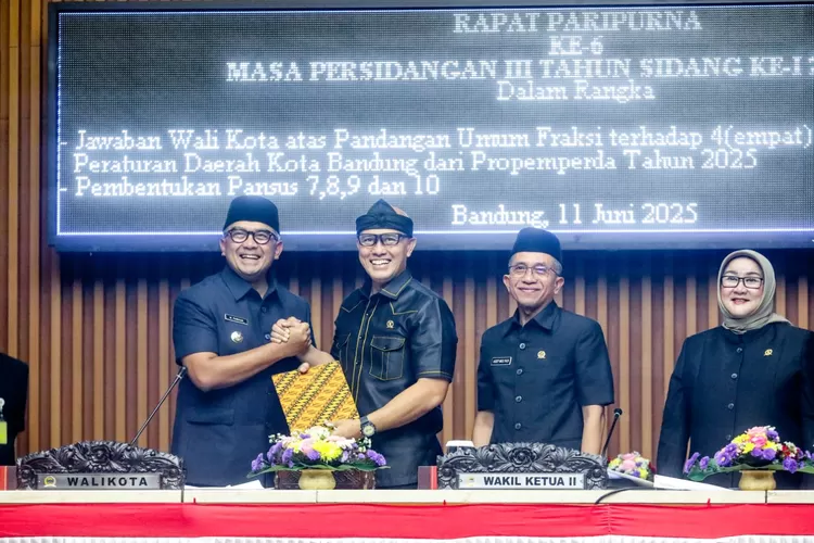 Wali Kota Bandung Muhammad Farhan bersama DPRD Kota Bandung saat menggelar Rapat Paripurna ke-6 Masa Persidangan III Tahun Sidang 2024&ndash;2025 di Ruang Rapat Paripurna, Jl. Sukabumi, Bandung, Rabu, 11 Juni 2025. (Foto/Humas Kota Bandung.)