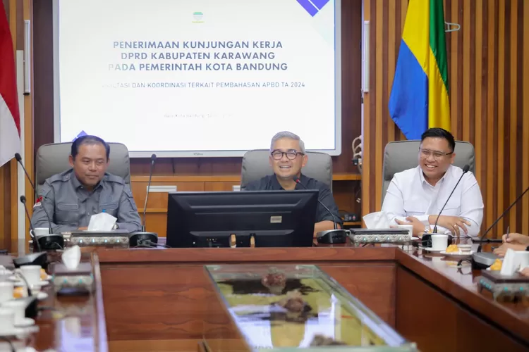 Wali Kota Bandung Muhammad Farhan saat menyambut Kunjungan Kerja DPRD Kabupaten Karawang di Balai Kota Bandung, Kamis 12 Juni 2025. (Foto/Humas Kota Bandung.)