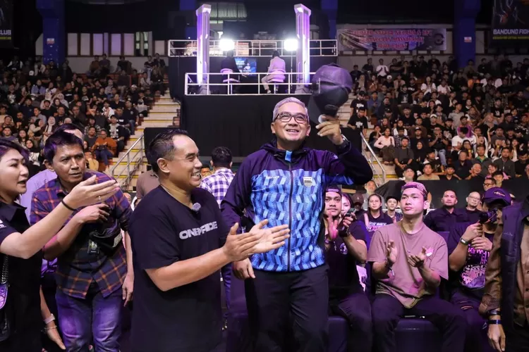 Wali Kota Bandung, Muhammad Farhan saat menyaksikan ajang One Pride MMA 87 di Gor C-tra Arena, Sabtu 14 Juni 2025. (Foto/Humas Kota Bandung.)