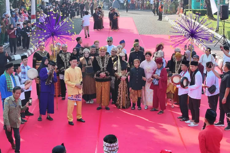 Bupati Bogor Rudy Susmanto saat menghadiri Helaran Budaya dalam rangka memperingati Hari Jadi Bogor (HJB) ke-543, yang digelar meriah di Cibinong, pada Sabtu (14/6/25). (Foto/Diskominfo Kabupaten Bogor.)