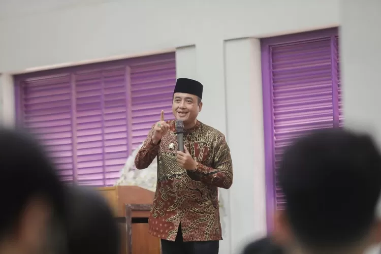 Wakil Wali Kota Bandung Erwin saat menghadiri kegiatan Sekolah Politik Provinsi Jawa Barat yang digelar oleh Creative Student Home di Aula Kampus 5 International Women&rsquo;s University (IWU), Jalan PDAM, Sukagalih, Kota Bandung, Minggu, 15 Juni 2025. (Foto/Humas Kota Bandung.)