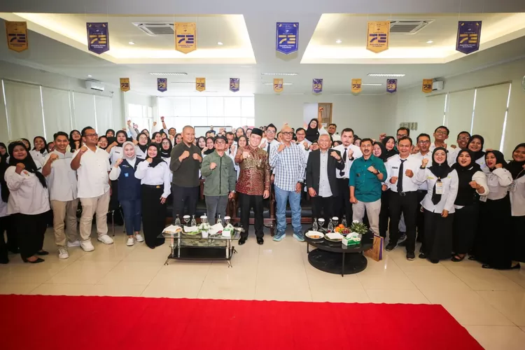 Wakil Wali Kota Bandung Erwin dalam acara Tasyakur Bini'mah PPPK Guru Tahap 1 Formasi 2024 di Aula Gedung Penerbit Erlangga, Jalan Soekarno Hatta No.554, Minggu 15 Juni 2025. (Foto/Humas Kota Bandung.)