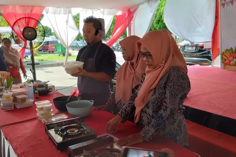 Dinas Ketahanan Pangan Kabupaten Bogor saat menggelar Demo Masak Olahan Pangan Lokal dipandu oleh chef dari Indonesia Chef Association (ICA) dalam rangkaian Hari Jadi Bogor (HJB) ke-543. (Foto/Humas Kabupaten Bogor.)