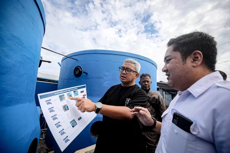 Wali Kota Bandung, Muhammad Farhan saat menyambangi lokasi pengolahan sampah di kawasan pasar tradisional Gedebage, pada Minggu, 15 Juni 2025. (Foto/Humas Kota Bandung.)
