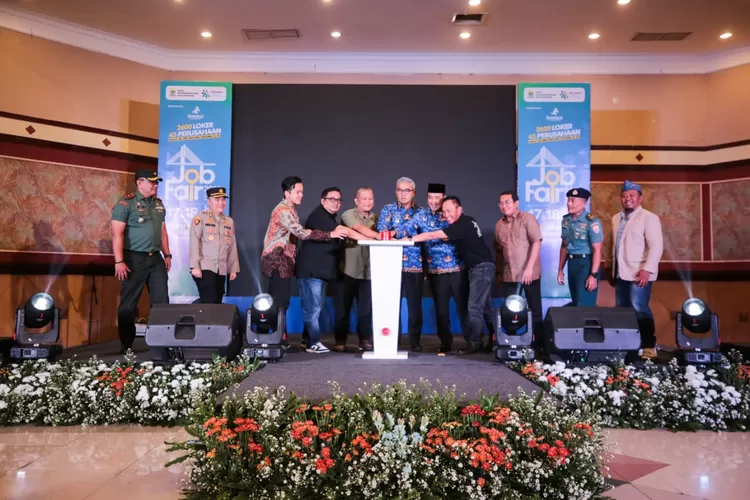 Wali Kota Bandung, Muhammad Farhan, saat membuka Job Fair 2025 yang digelar di Graha Manggala Siliwangi, Selasa 17 Juni 2025. (Foto/Humas Kota Bandung.)