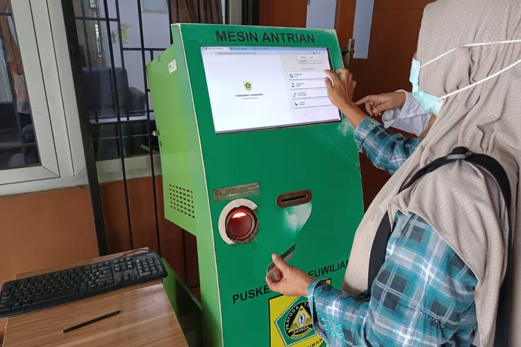 Inovasi Si-PREMAN Permudah Pasien Daftar di Puskesmas Leuwiliang. (Foto/Humas Kabupaten Bogor.)