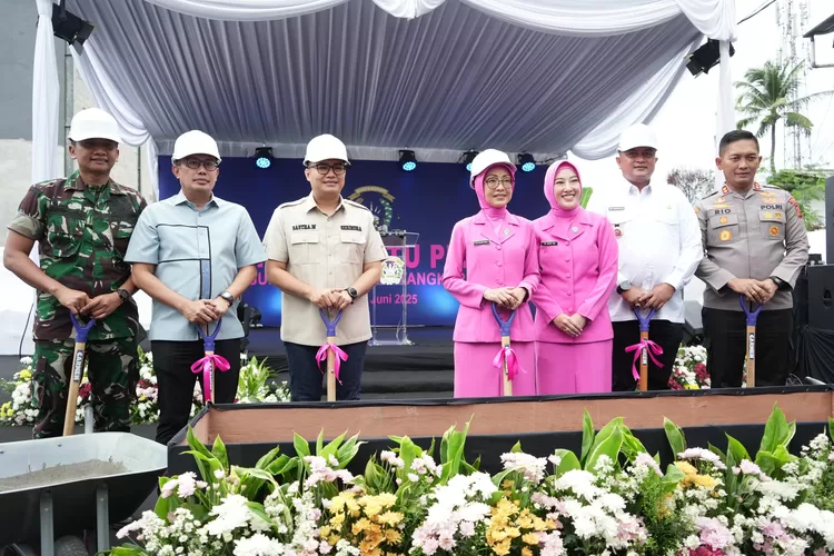 Bupati Bogor, Rudy Susmanto saat menghadiri peletakan batu pertama pembangunan Gedung Bhayangkari Kabupaten Bogor, di Polres Bogor, Cibinong, Rabu (18/6). (Foto/Diskominfo Kabupaten Bogor.)
