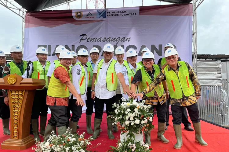 Revitalisasi Pasar Leuwiliang Resmi Dimulai, Tiang Pancang Pertama Sudah Tertanam. (Foto/Humas Kabupaten Bogor.)