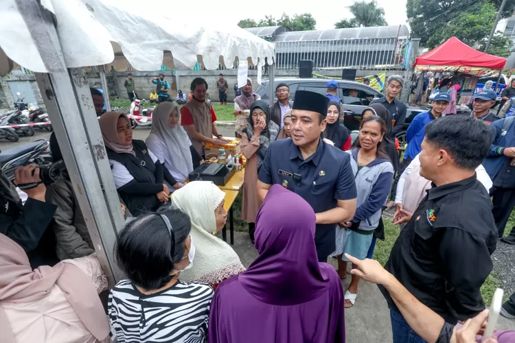 Wakil Wali Kota Bandung, Erwin saat meninjau Gerakan Pangan Murah (GPM) yang digelar di kelurahan Maleber, Kecamatan Andir, Kamis 19 Juni 2025. (Foto/Humas Kota Bandung.)
