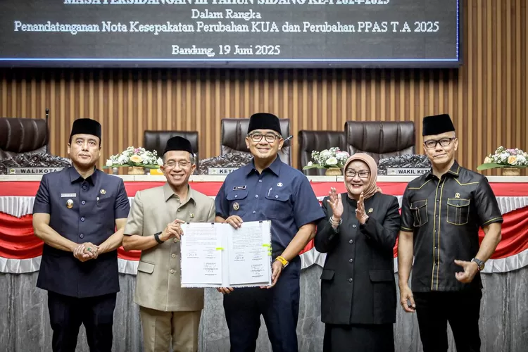 Wali Kota dan Wakil Wali Kota Bandung saat menghadiri Rapat Paripurna DPRD Kota Bandung yang digelar di Ruang Rapat Paripurna, Kamis, 19 Juni 2025. (Foto/Humas Kota Bandung.)