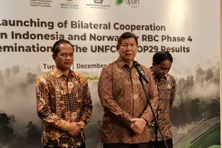 Utusan Presiden Bidang Energi, Iklim dan Lingkungan Hidup, Hashim S. Djojohadikusumo (tengah), Menteri LH Hanif Faisol Nurofiq (kiri) dan Menteri Kehutanan Raja Jajuli.