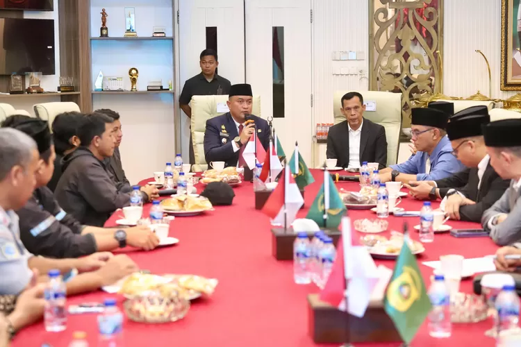 Bupati Bogor, Rudy Susmanto, saat menerima aspirasi yang disampaikan oleh Himpunan Mahasiswa Rumpin (HMR) dalam audiensi di Pendopo Bupati Bogor, Kamis (19/6). (Foto/Diskominfo Kabupaten Bogor.)