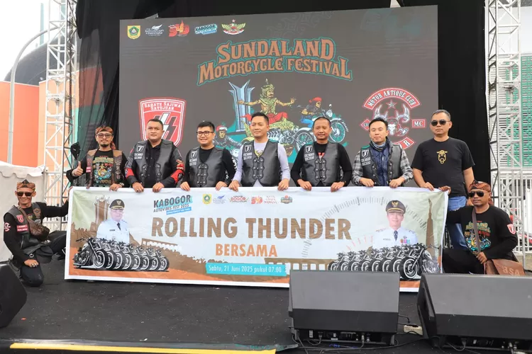 Bupati Bogor, Rudy Susmanto bersama Wali Kota Bogor, Dedie Rachim, Forkompimda dan ratusan rider dari berbagai komunitas motor Kabupaten dan Kota Bogor, saat mengikuti kegiatan Rolling Thunder Autovibes Kabogorfest 2025 dalam rangka memeriahkan Hari Jadi Bogor (HJB) ke-543, Sabtu (21/6/25). (Foto/Humas Kabupaten Bogor.)