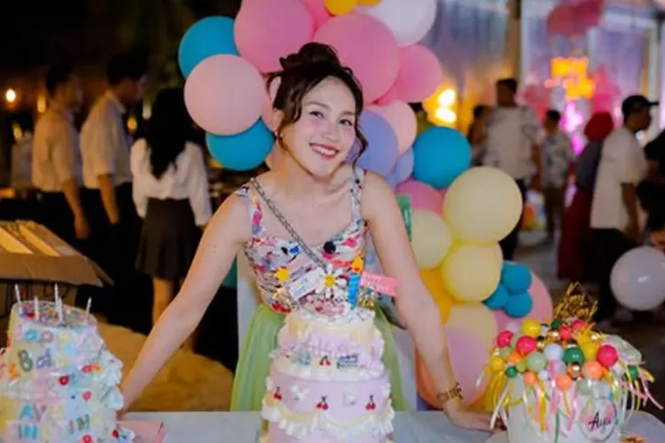 Ayu Ting Ting dilarikan ke rumah sakit setelah merayakan ulang tahunnya yang ke-33. Foto: Instagram/ayutingring92