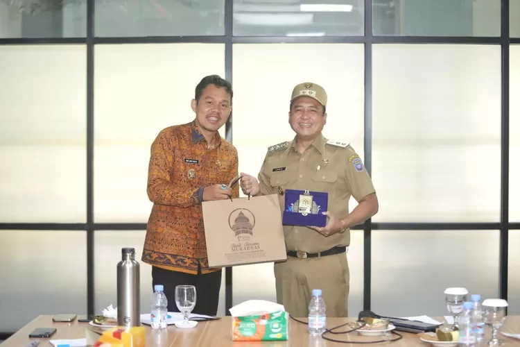Wakil Wali Kota Bandung Erwin Saat Menerima Audiensi dari Pemerintah Kota Serang. (Foto/Humas Kota Bandung.)