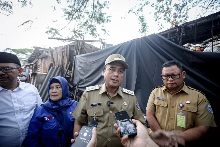 Wakil Wali Kota Bandung, Erwin saat meninjau tumpukan sampah TPS ilegal di kawasan Jalan Ciroyom RT 05 RW 11, Kelurahan Dunguscariang, Kecamatan Andir, Senin 23 Juni 2025. (Foto/Humas Kota Bandung.)