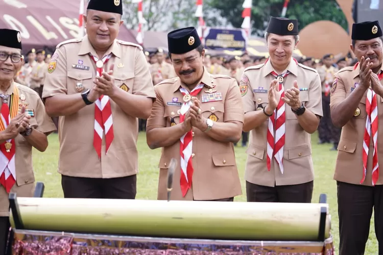 Bupati Bogor, Rudy Susmanto, saat mendampingi Menteri Imigrasi dan Pemasyarakatan (Imipas) Republik Indonesia, Agus Andrianto melakukan kunjungan ke Lapas Kelas II Pondok Rajeg, Cibinong, dalam rangka memimpin Upacara Pembukaan Perkemahan Satya Dharma Bhakti Pemasyarakatan Tahun 2025, Senin (23/6). (Foto/Humas Kabupaten Bogor.)