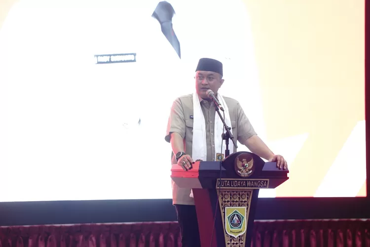 Bupati Bogor Rudy Susmanto saat menghadiri peringatan Hari Kesatuan Gerak (HKG) ke-53 tingkat Kabupaten Bogor yang diselenggarakan TP-PKK Kabupaten Bogor di Gedung Tegar Beriman, pada Selasa (24/6/25). (Foto/Humas Kabupaten Bogor.)