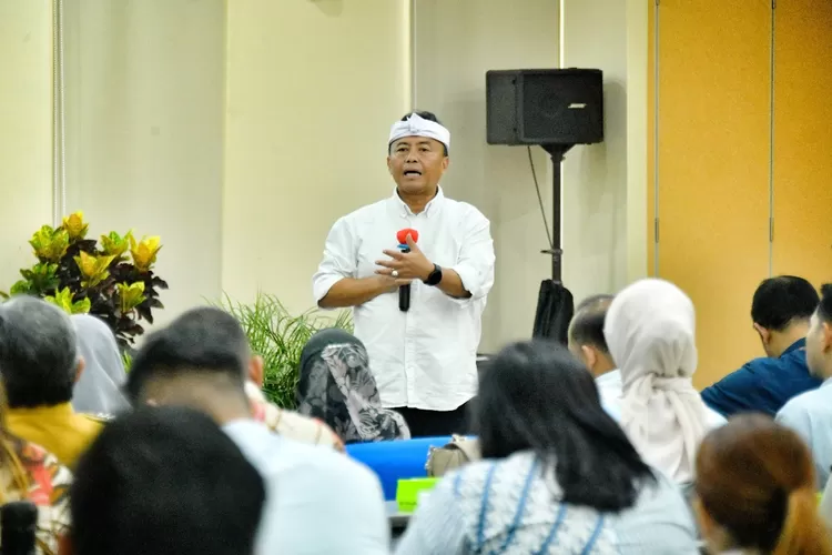Sekretaris Daerah Provinsi Jawa Barat Herman Suryatman memberikan arahan dalam acara Uji Coba Implementasi Platform Digital Ketenagakerjaan Jawa Barat, di Kawasan Industri MM2100, Cikarang Barat, Kabupaten Bekasi, Selasa, (24/6/2025) (&nbsp;Foto : Aji&nbsp;Baram - Biro&nbsp;Adpim&nbsp;Jabar)