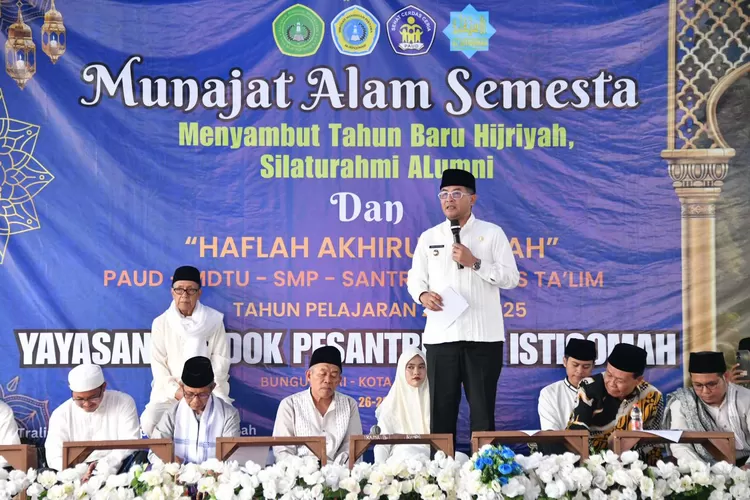 Wakil Gubernur Jawa Barat menghadiri acara Alumni dan Munajat Alam Semesta di Pesantren Al-Istiqomah, Kelurahan Cibuningeulis Kecanatan Bungursari, Kota Tasikmalaya, Kamis (26/6/2025). (Foto: Rizal Fs/Biro&nbsp;Adpim&nbsp;Jabar)