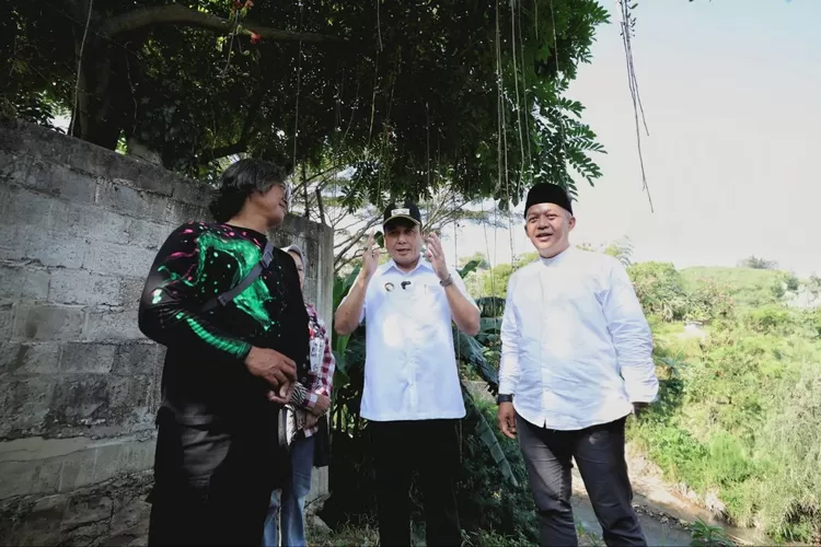 Wakil Wali Kota Bandung, Erwin meninjau lokasi pembanguan jembatan penghubung Pasir Impun - Sindang Jaya, Jumat 27 Juni 2025. (Foto/Humas Pemkot Bandung.)